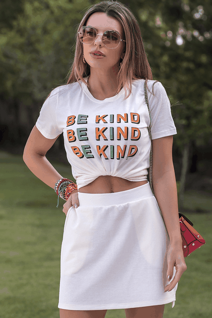 Conjunto Camiseta Feminina Be Kind + Saia Feminino Moletinho Lisa