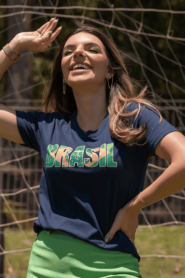 https://6259028l.ha.azioncdn.net/img/2022/10/produto/7896/camiseta-feminina-bandeira-do-brasil-hiatto-marinho-02f0200-006-1.png?ims=630x945